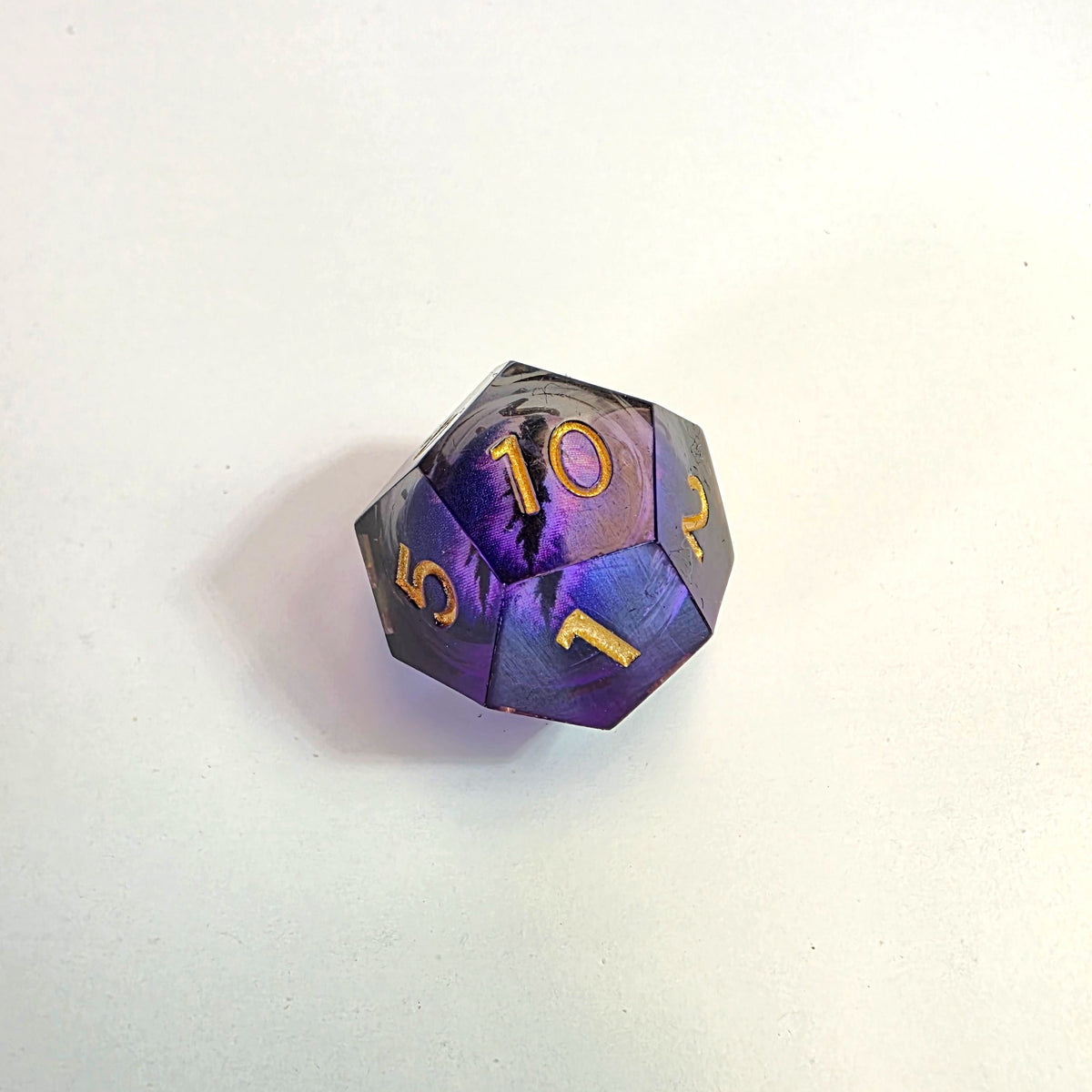 Ensemble de dés en résine à cœur liquide « Œil de dragon violet »