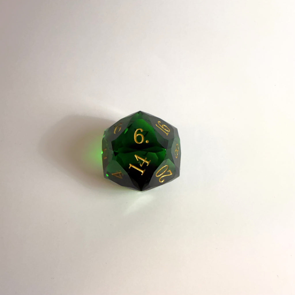 Ensemble de dés en résine vert taillés à la main