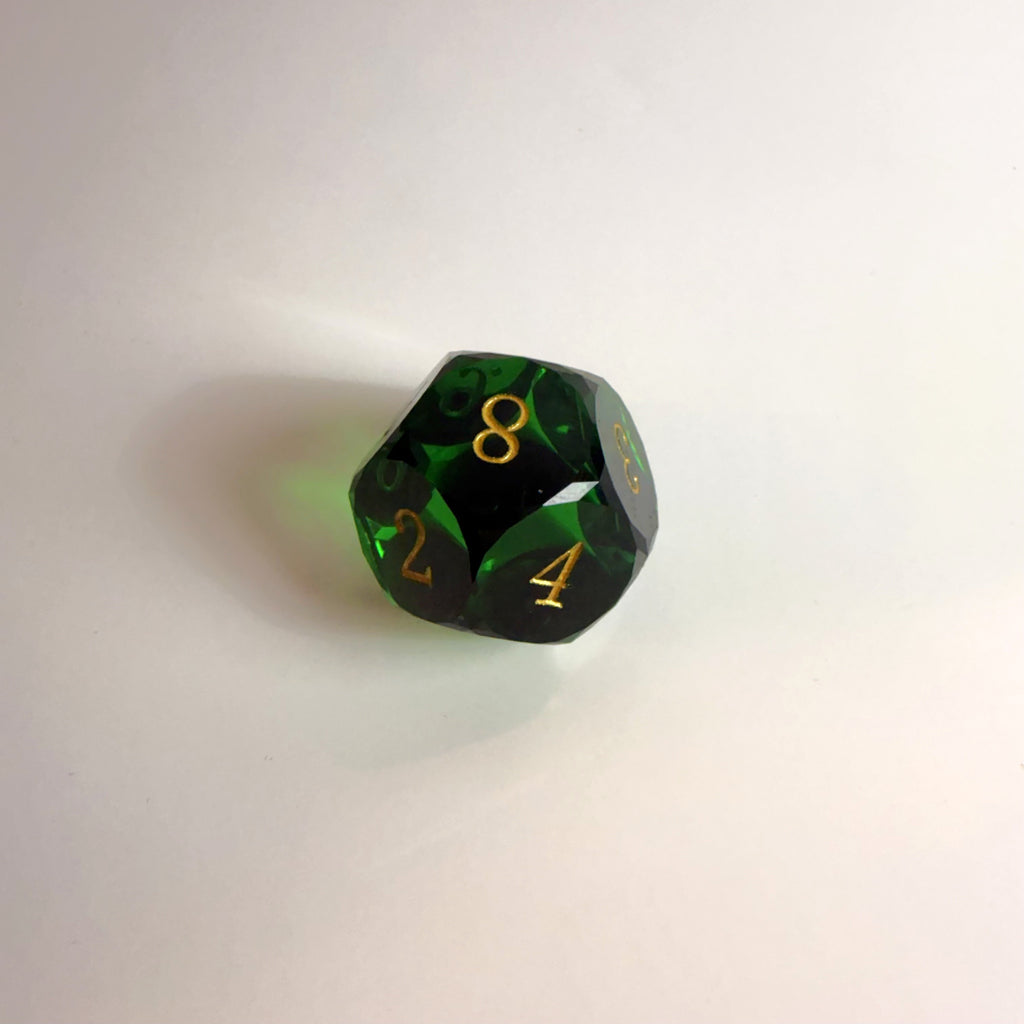 Ensemble de dés en résine vert taillés à la main