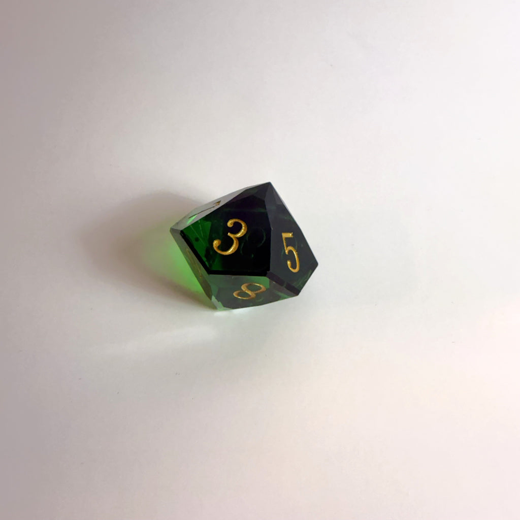 Ensemble de dés en résine vert taillés à la main