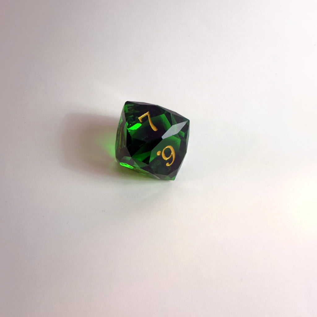 Ensemble de dés en résine vert taillés à la main