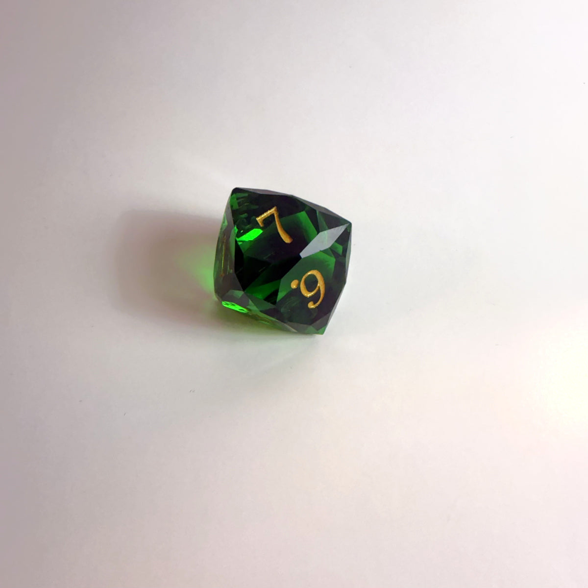 Ensemble de dés en résine vert taillés à la main