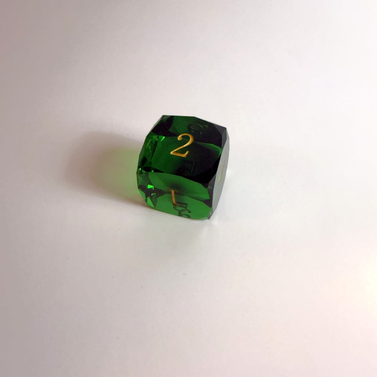 Ensemble de dés en résine vert taillés à la main
