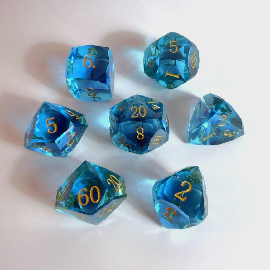 Set de dés en résine bleu clair taillés à la main