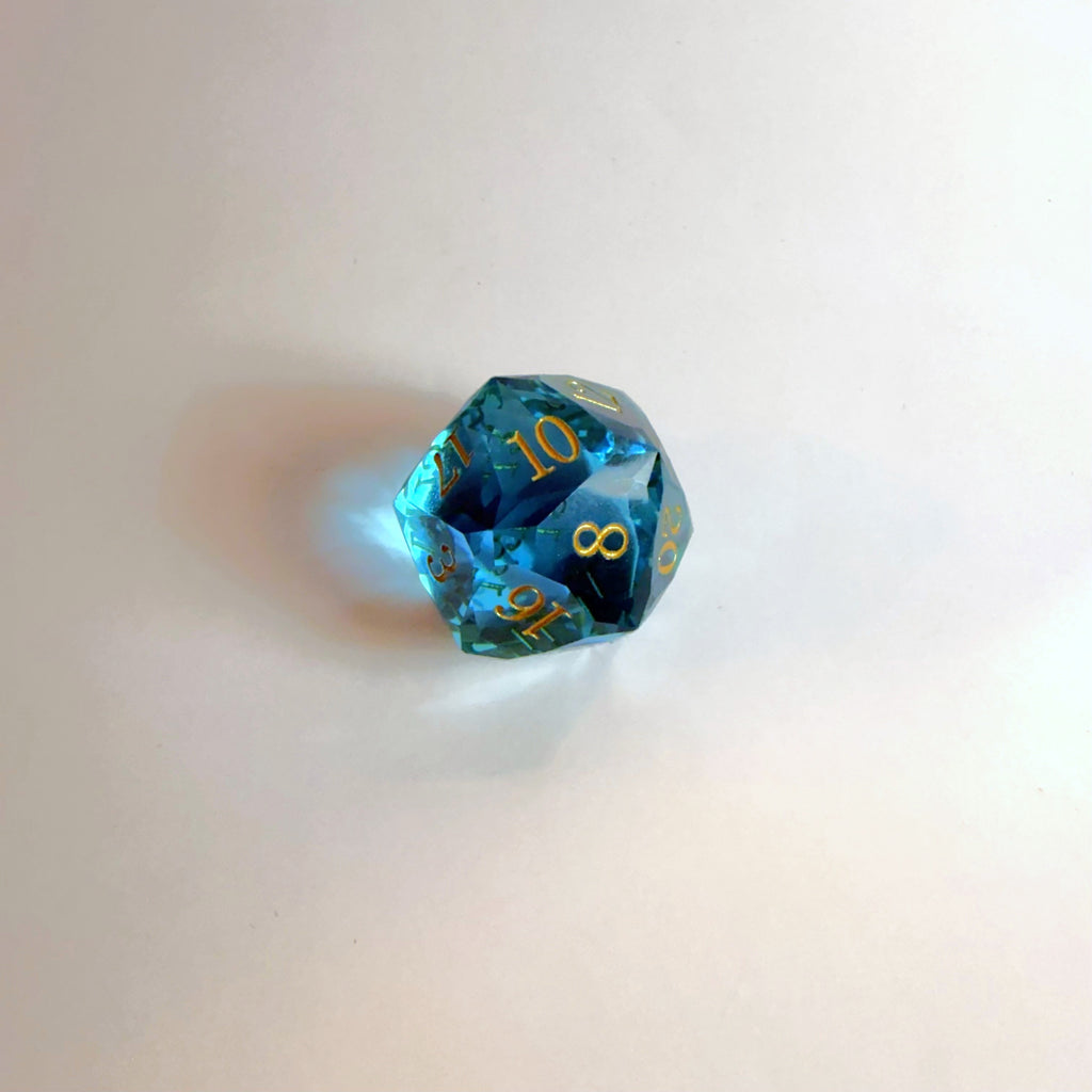 Set de dés en résine bleu clair taillés à la main