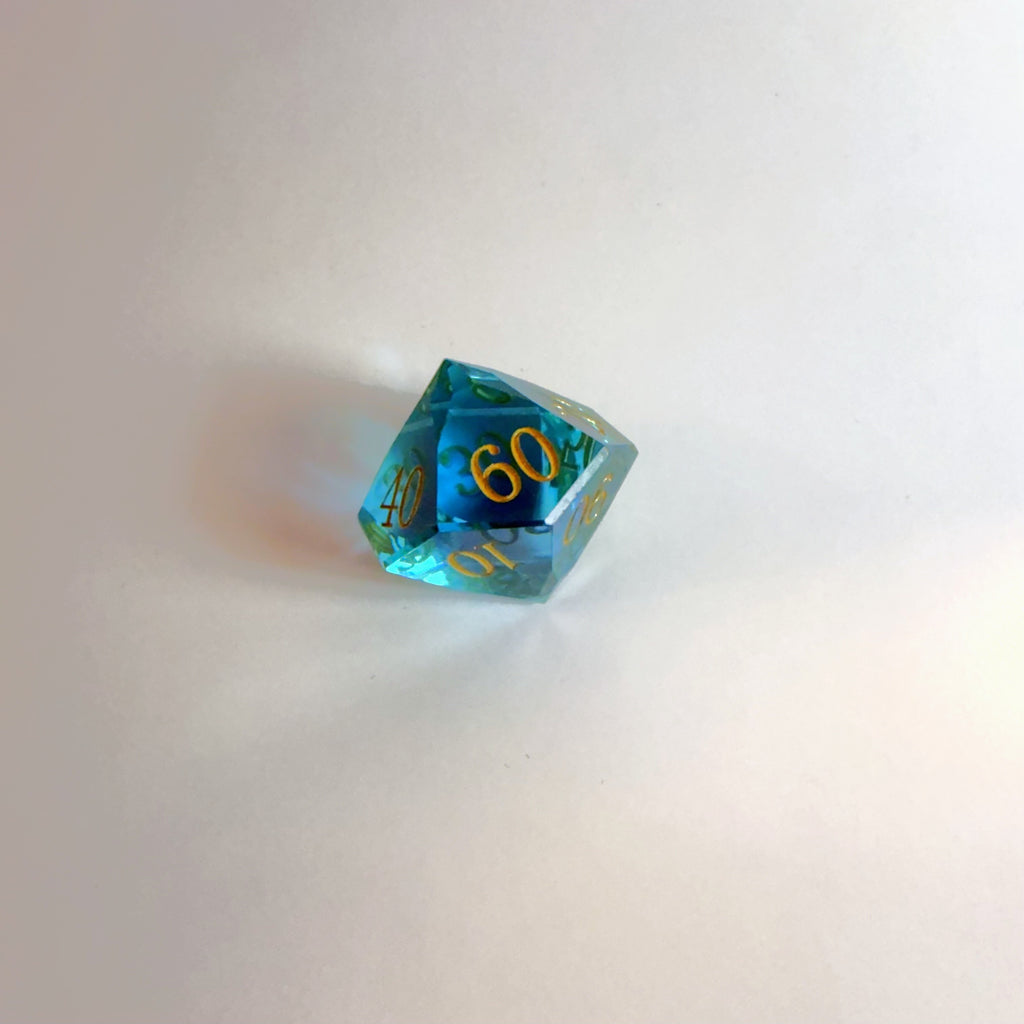 Set de dés en résine bleu clair taillés à la main