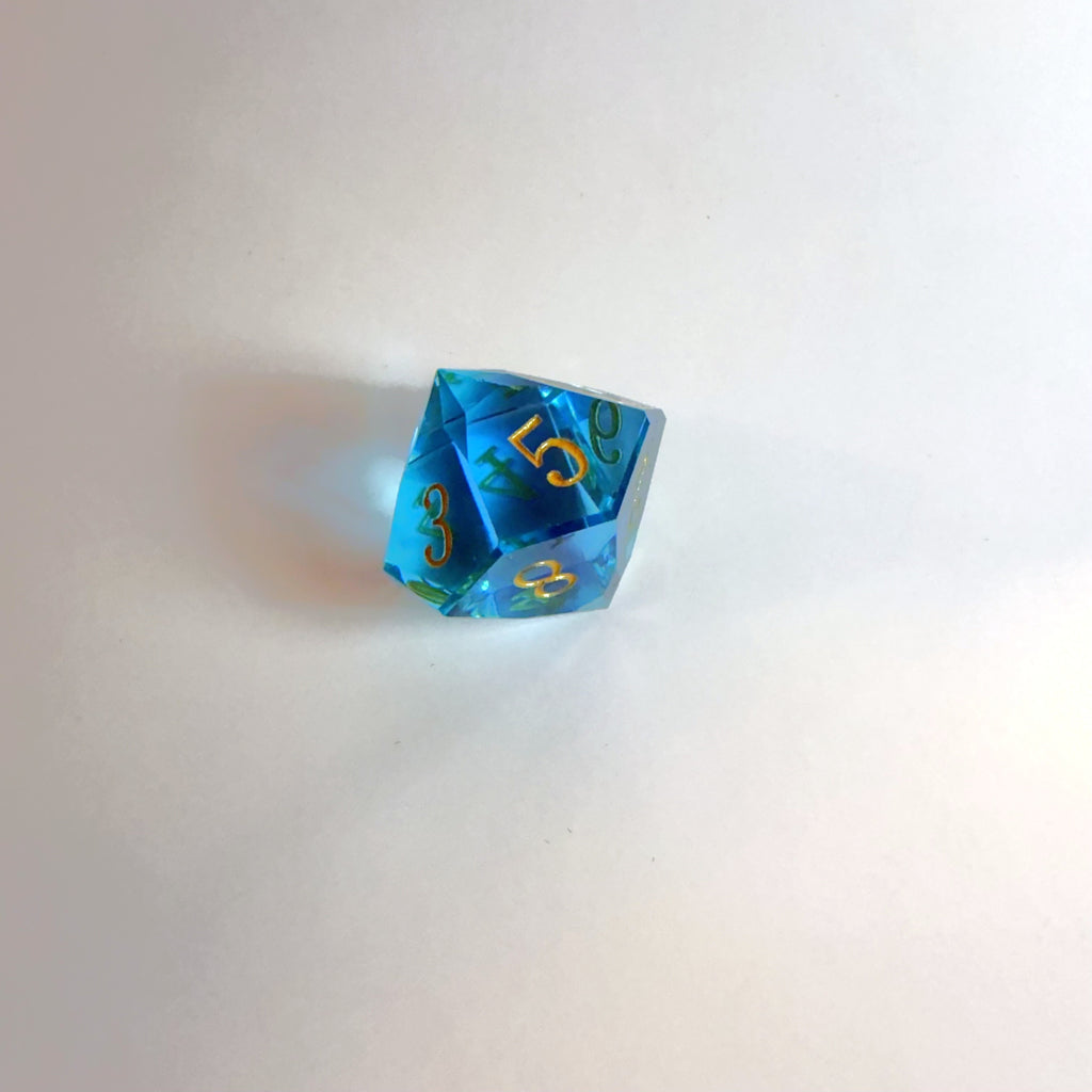 Set de dés en résine bleu clair taillés à la main