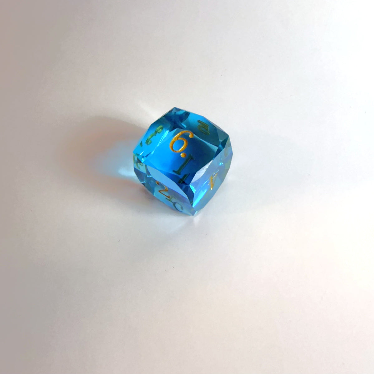 Set de dés en résine bleu clair taillés à la main