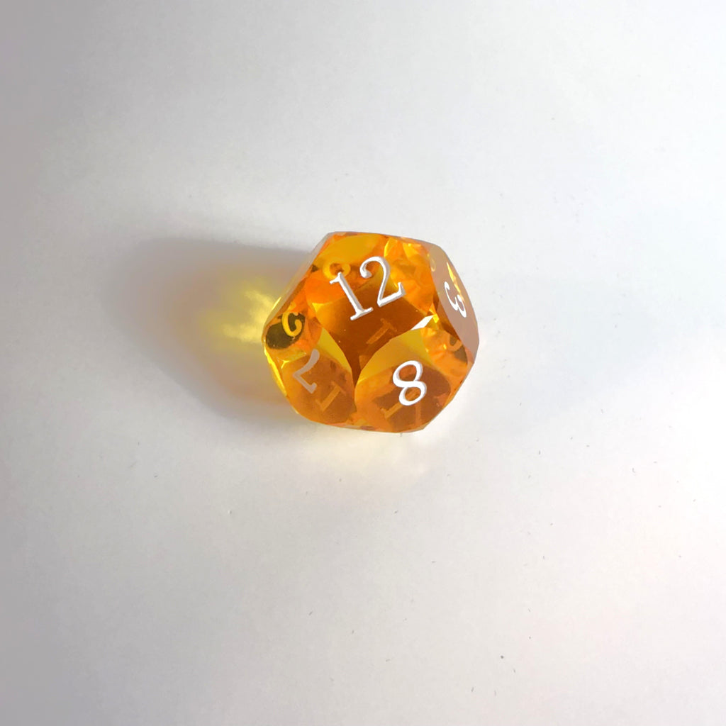 Ensemble de dés en résine jaune faits main taille gemme