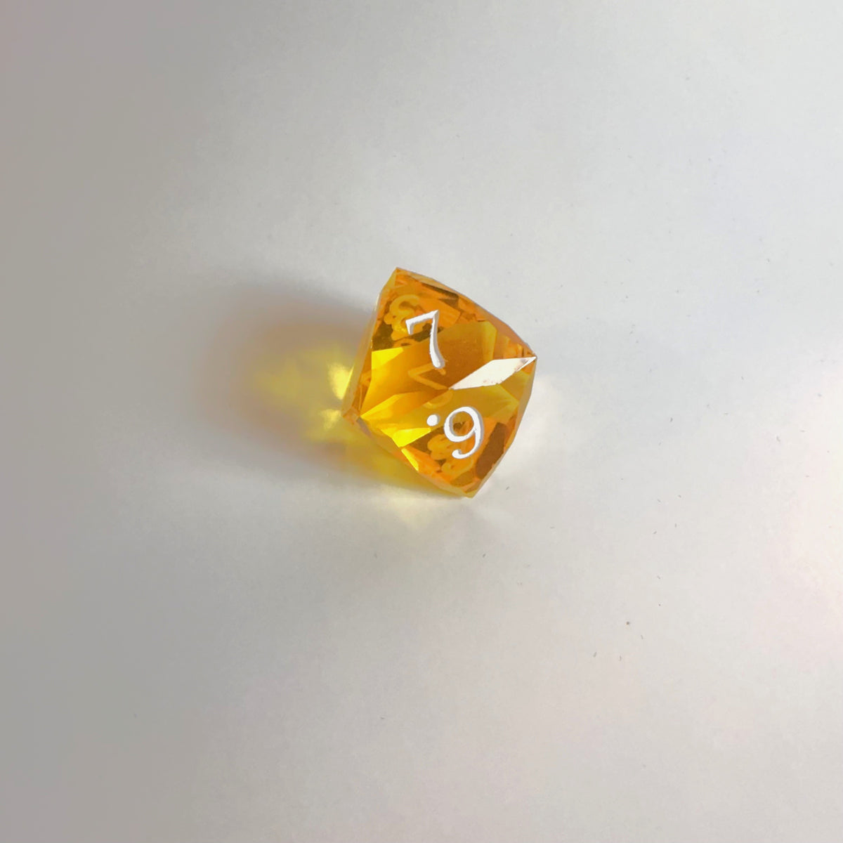Ensemble de dés en résine jaune faits main taille gemme