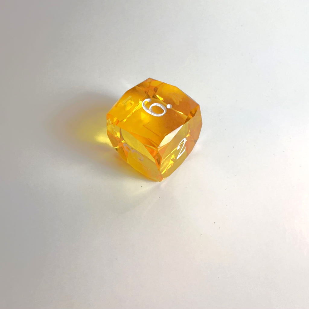 Ensemble de dés en résine jaune faits main taille gemme