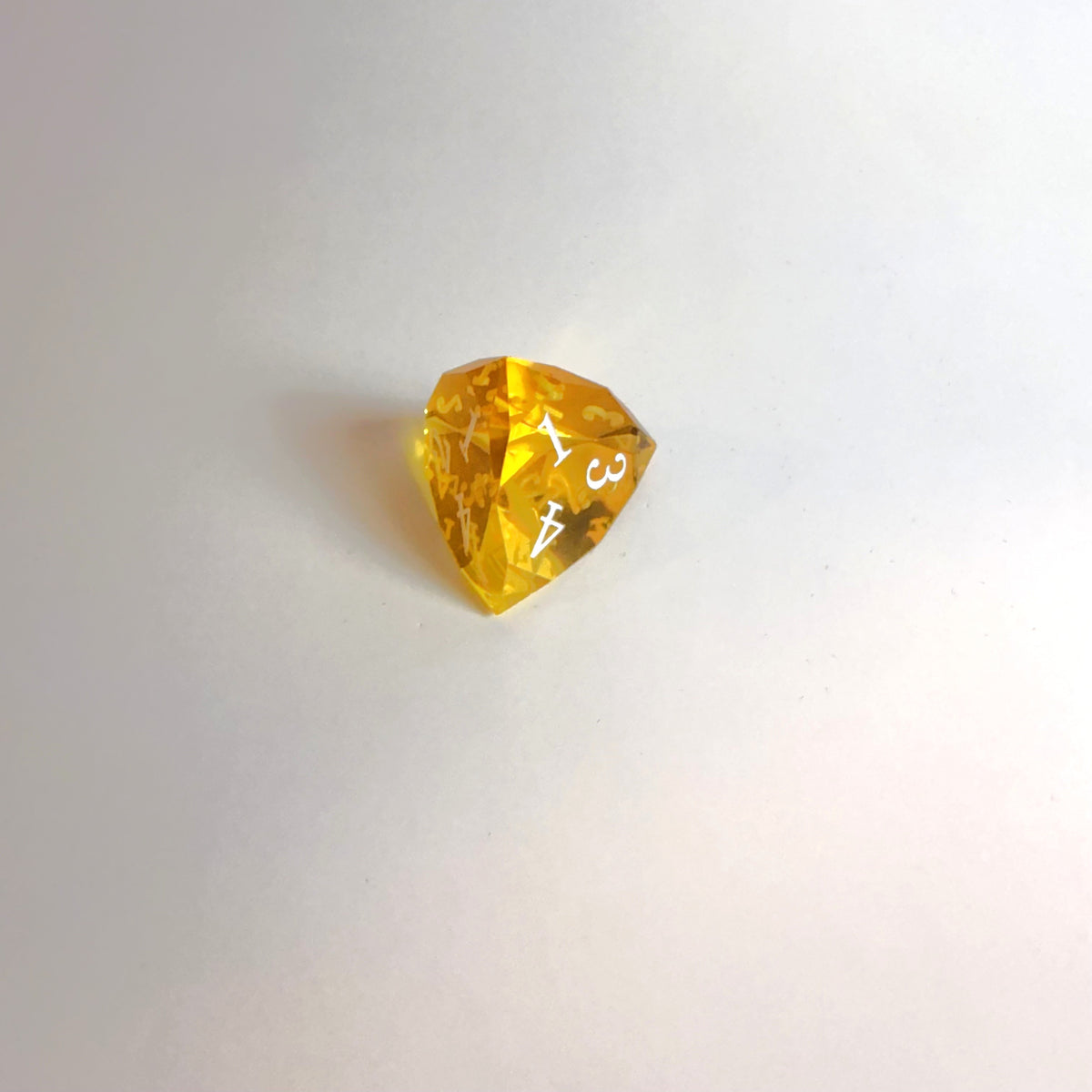 Ensemble de dés en résine jaune faits main taille gemme