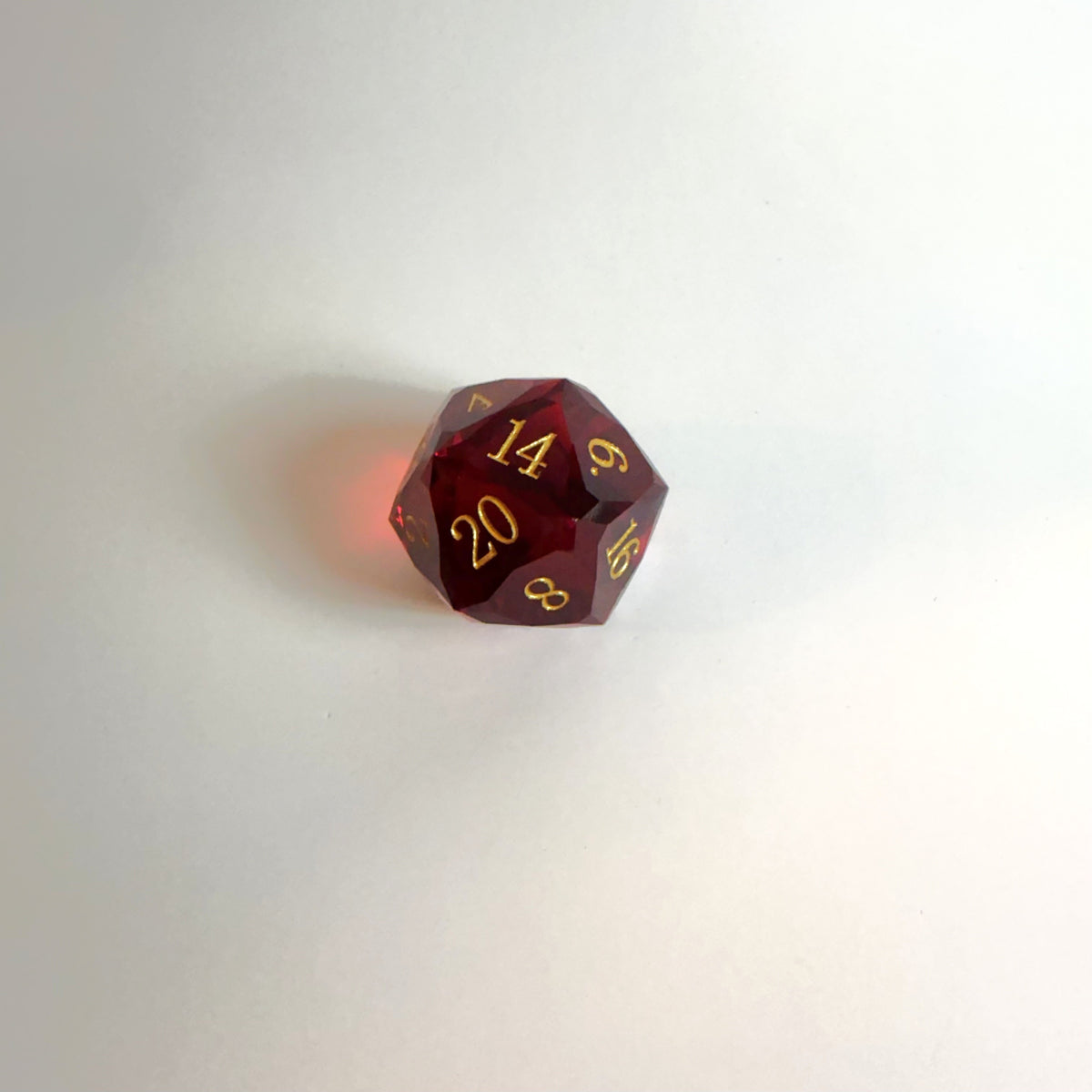 Set di dadi in resina rosso fatto a mano con taglio a gemma