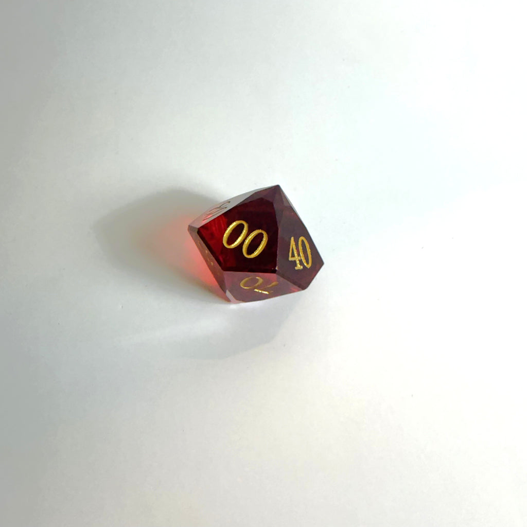 Jeu de dés en résine rouge fait main taille pierre précieuse