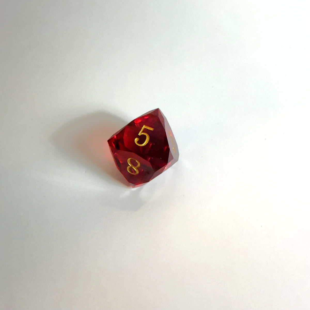 Jeu de dés en résine rouge fait main taille pierre précieuse