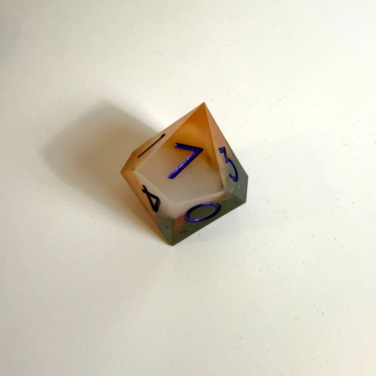 Set di dadi in resina a spigolo vivo Umbral Blaze