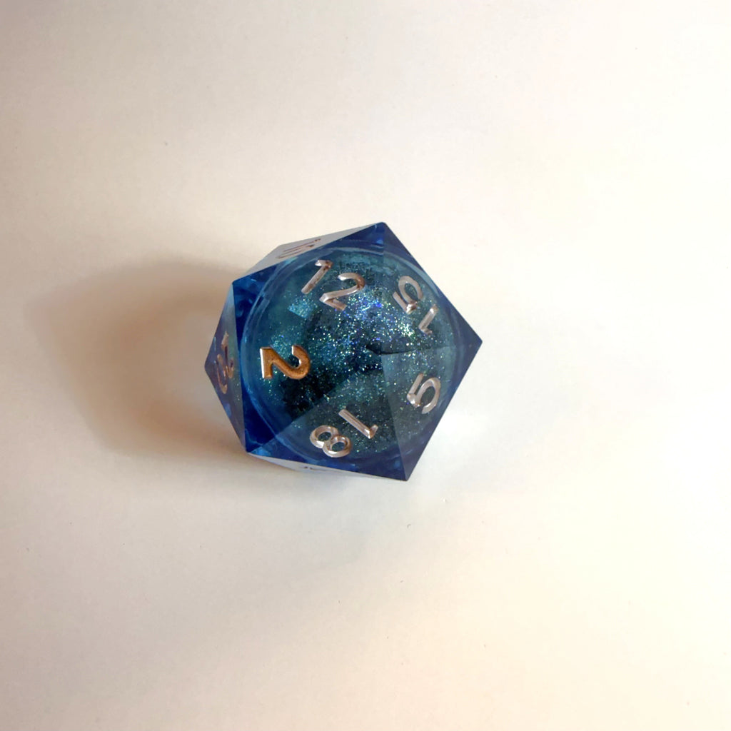 Dado de 20 caras (D20) azul claro y robusto