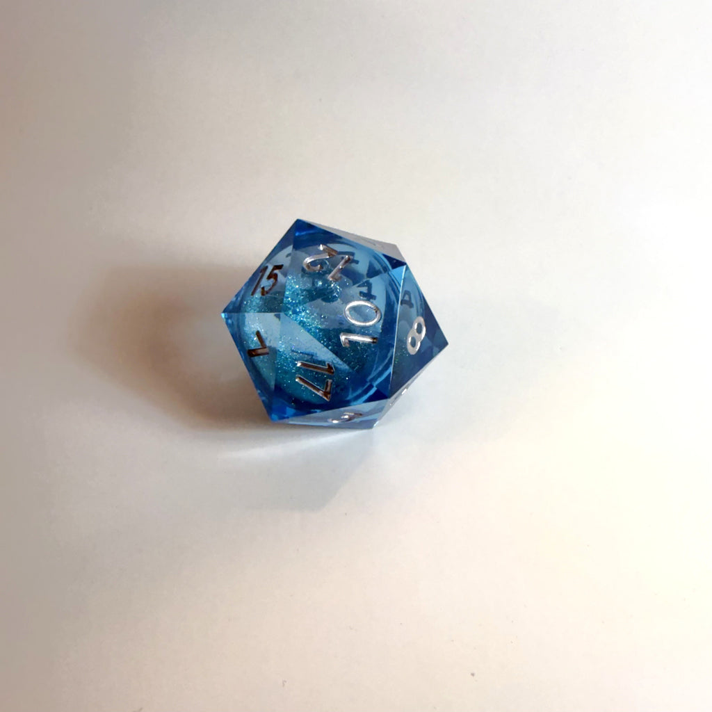 Dado de 20 caras (D20) azul claro y robusto