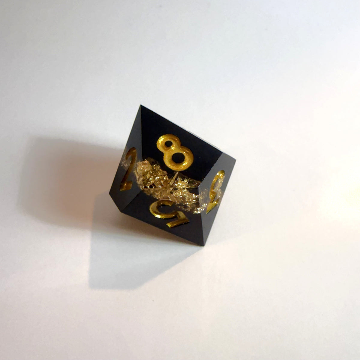 Juego de dados de resina de borde afilado con banda dorada