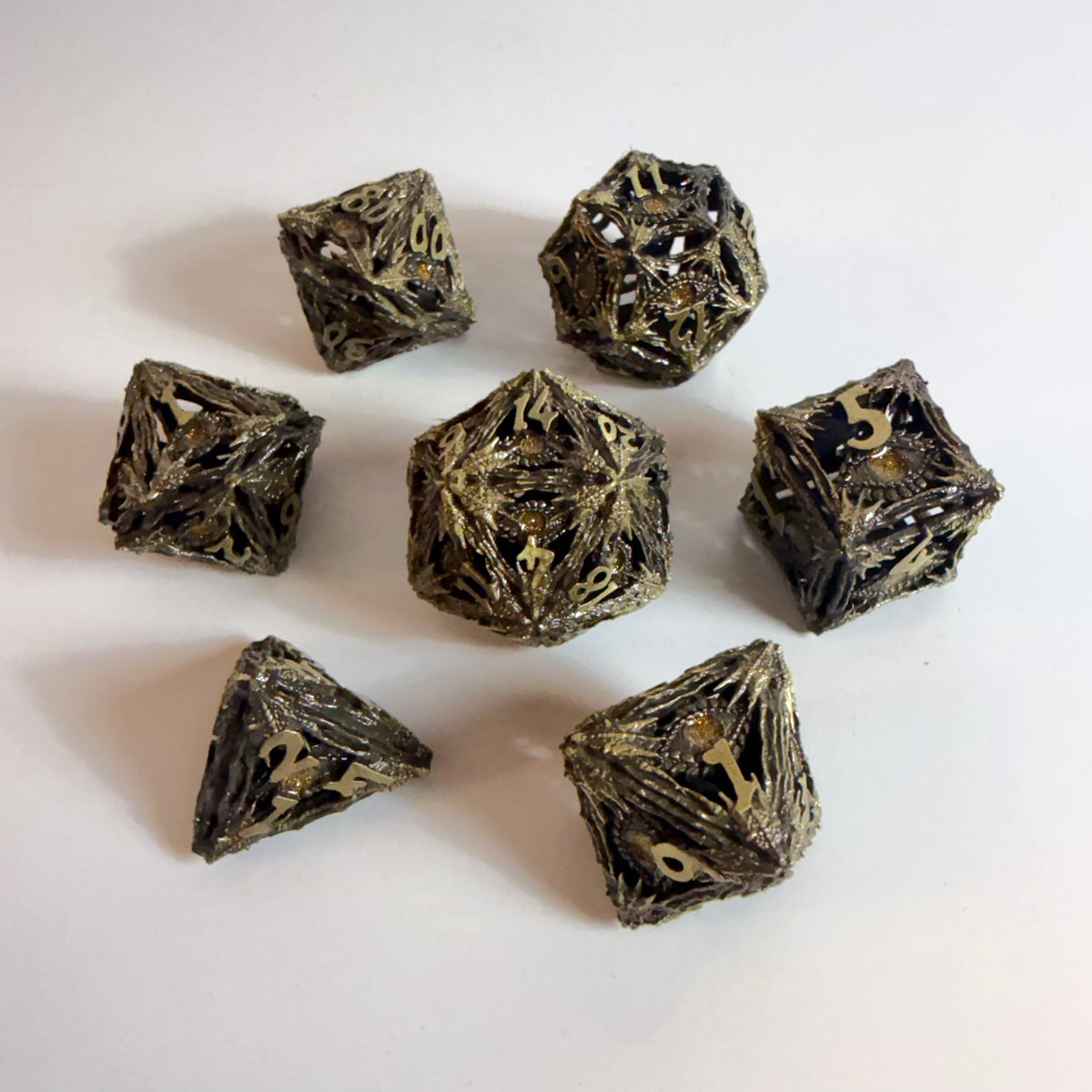 Jeu de dés en métal creux, motif œil de dragon griffant