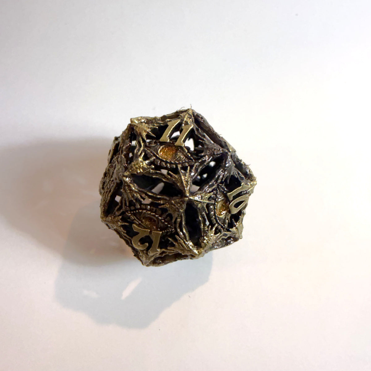 Jeu de dés en métal creux, motif œil de dragon griffant