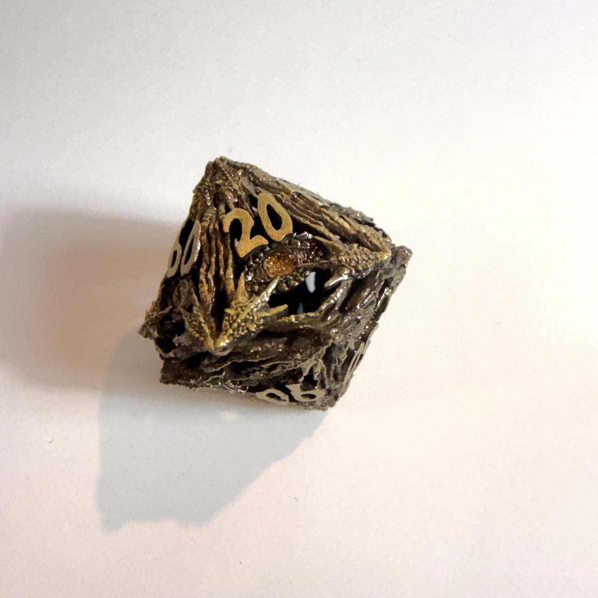 Jeu de dés en métal creux, motif œil de dragon griffant