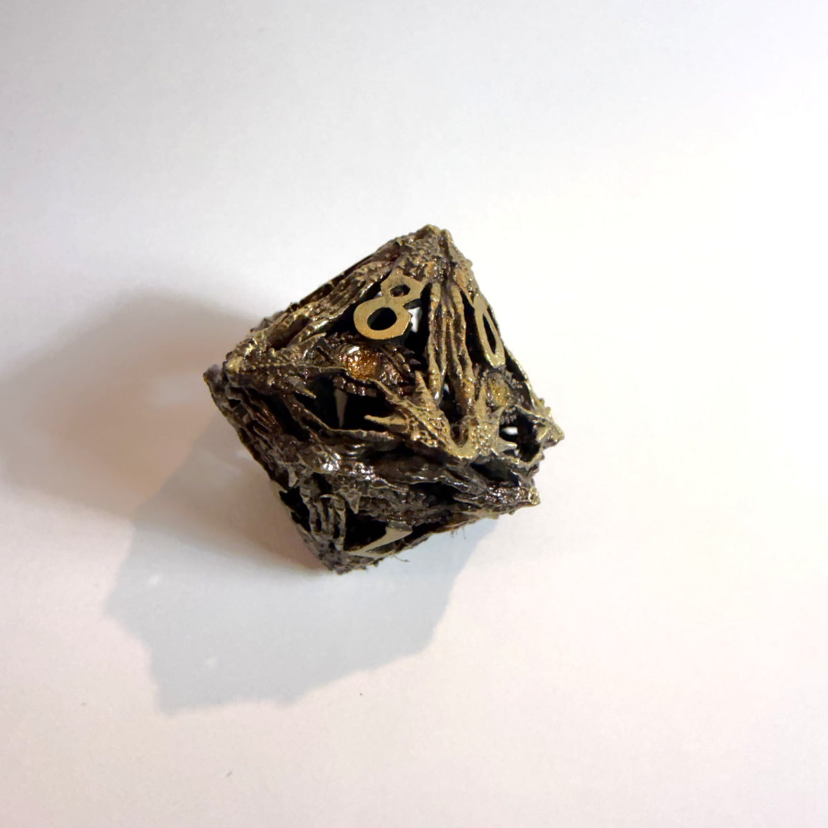 Jeu de dés en métal creux, motif œil de dragon griffant