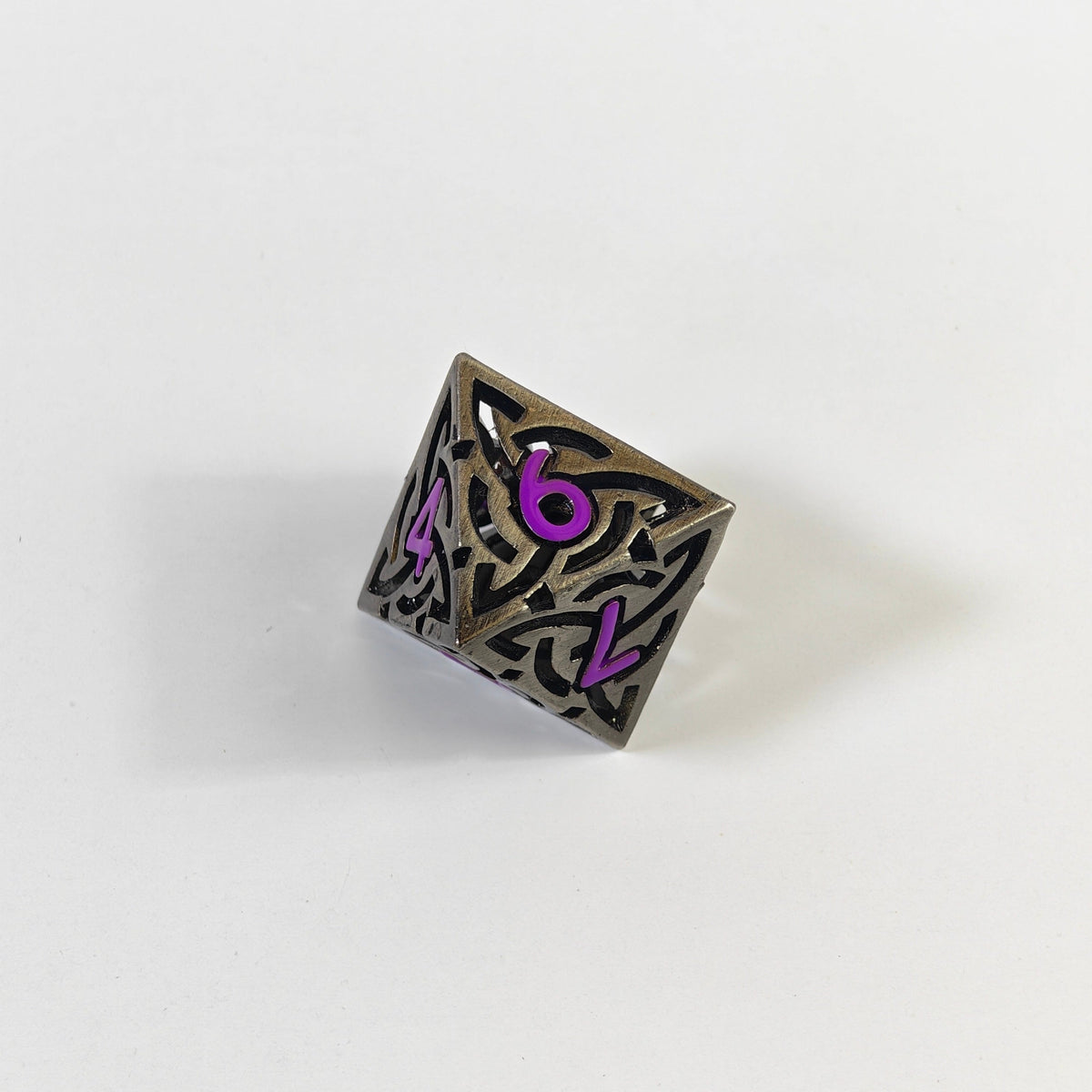 Set di dadi in metallo cavo viola con nodo celtico