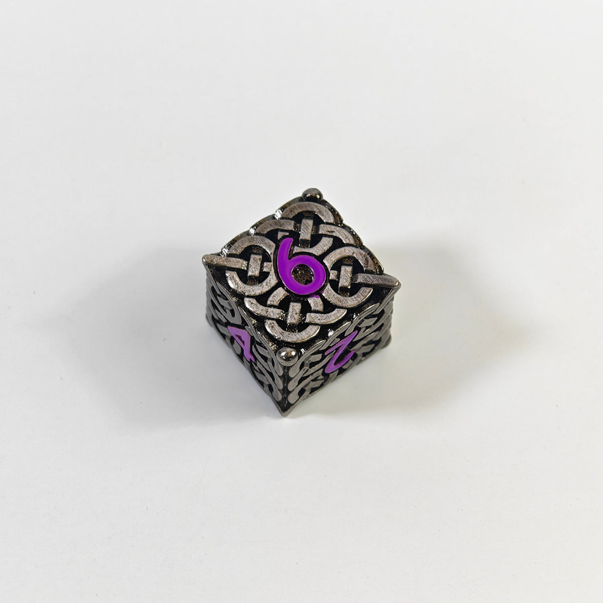 Set di dadi in metallo cavo viola con nodo celtico