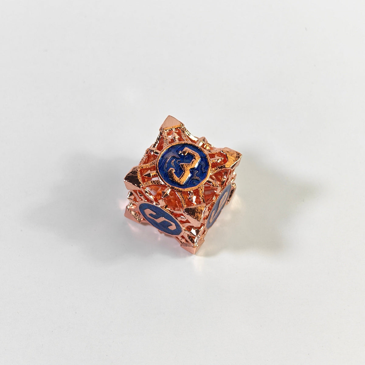 Set de dados de metal hueco con flecha azul y oro rosa