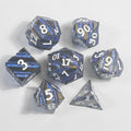 Massives Metallwürfel-Set mit weißen Zahlen und Primal-Claw-Design