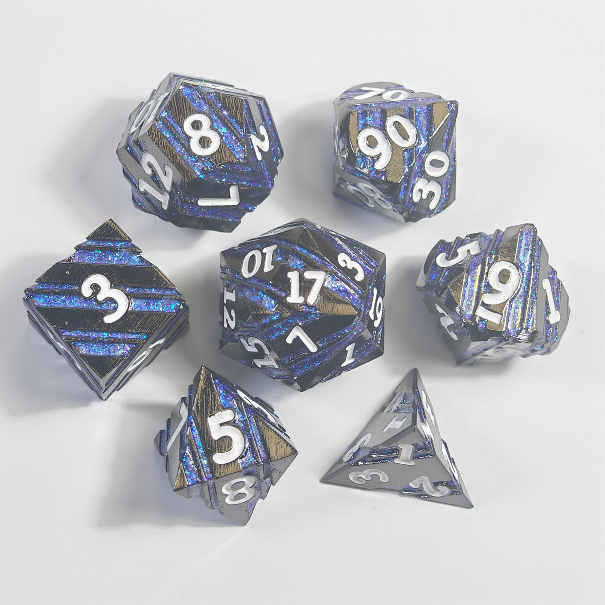 Massives Metallwürfel-Set mit weißen Zahlen und Primal-Claw-Design