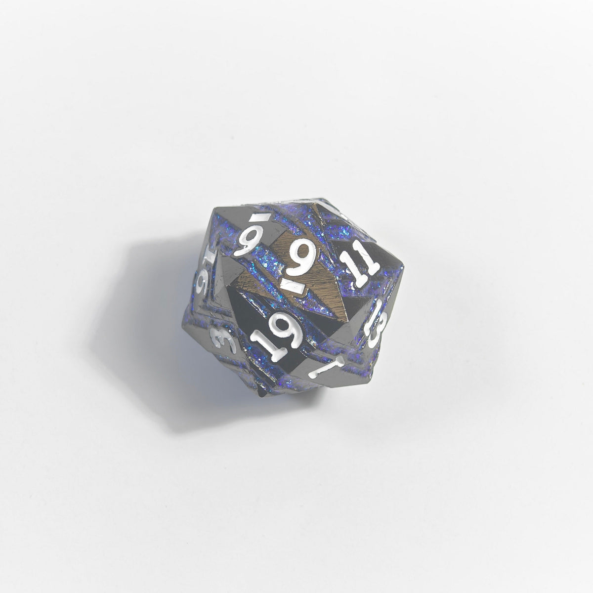 Massives Metallwürfel-Set mit weißen Zahlen und Primal-Claw-Design