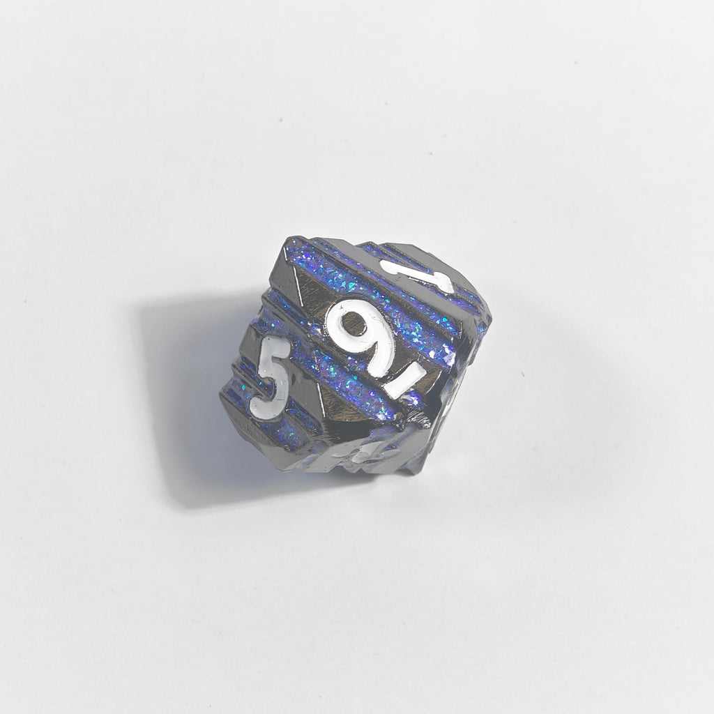 Massives Metallwürfel-Set mit weißen Zahlen und Primal-Claw-Design