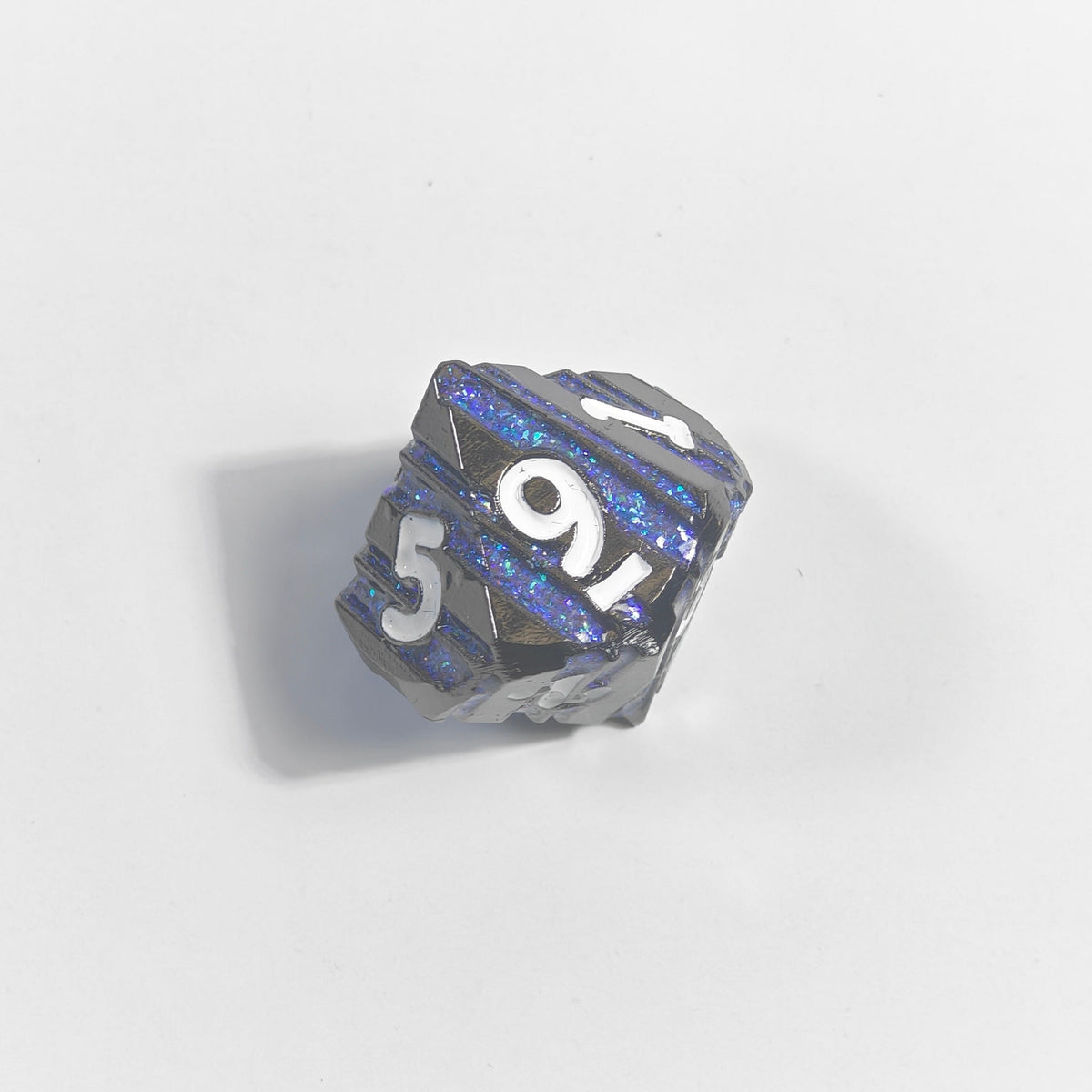 Massives Metallwürfel-Set mit weißen Zahlen und Primal-Claw-Design