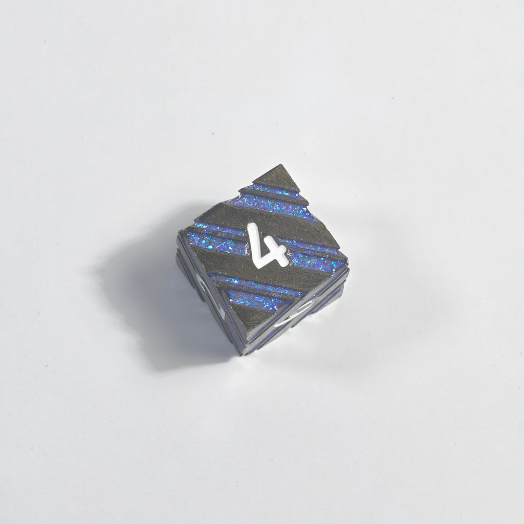 Massives Metallwürfel-Set mit weißen Zahlen und Primal-Claw-Design