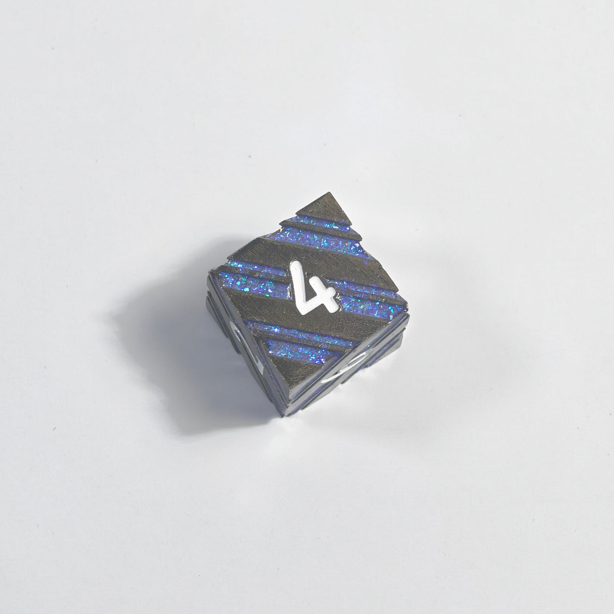 Massives Metallwürfel-Set mit weißen Zahlen und Primal-Claw-Design