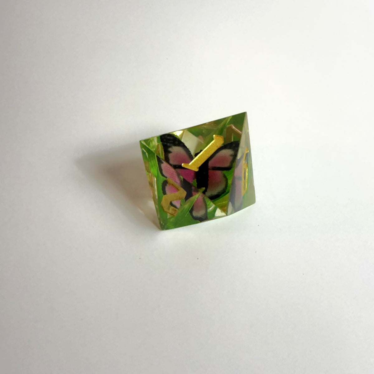 Ensemble de dés artisanaux en résine avec papillons