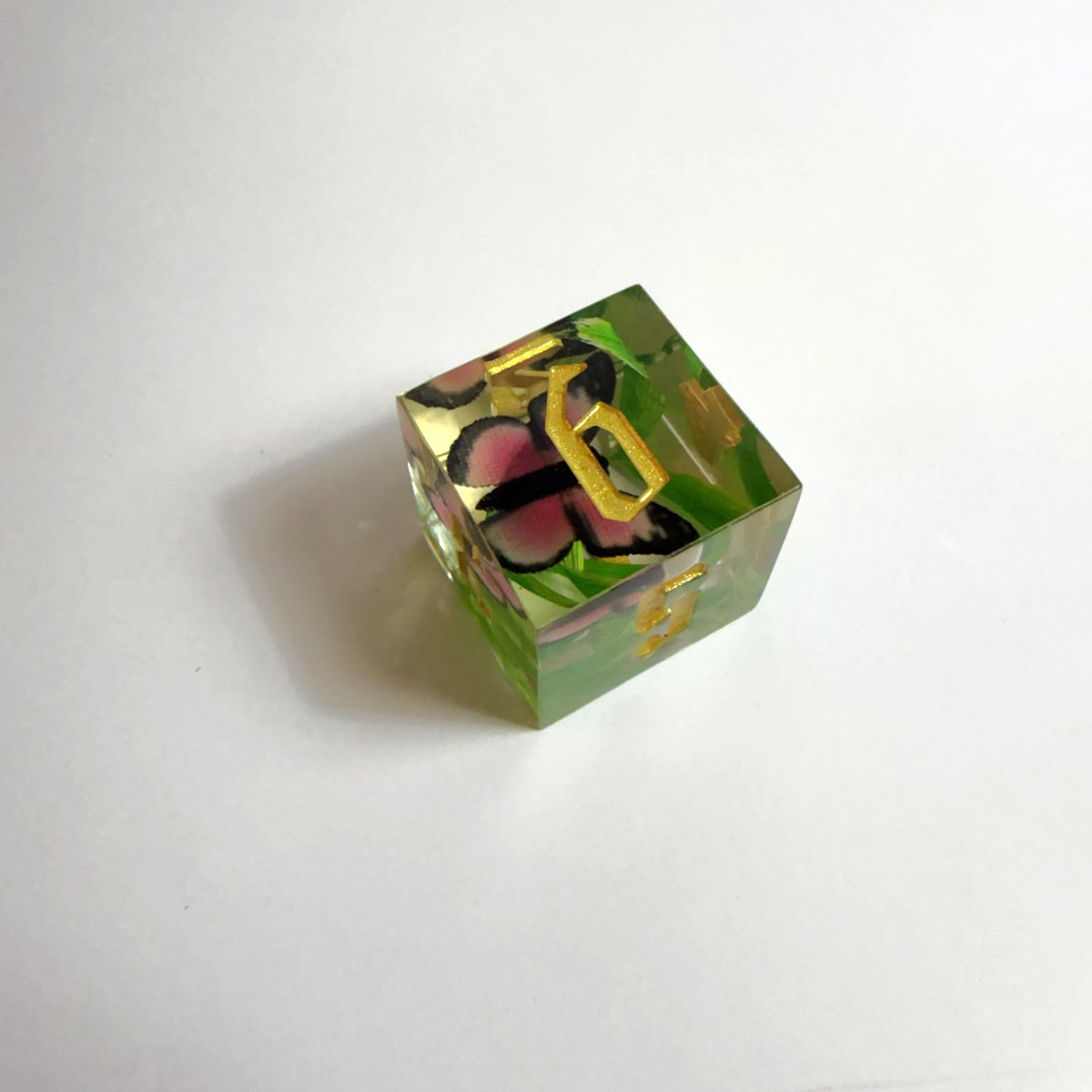 Ensemble de dés artisanaux en résine avec papillons
