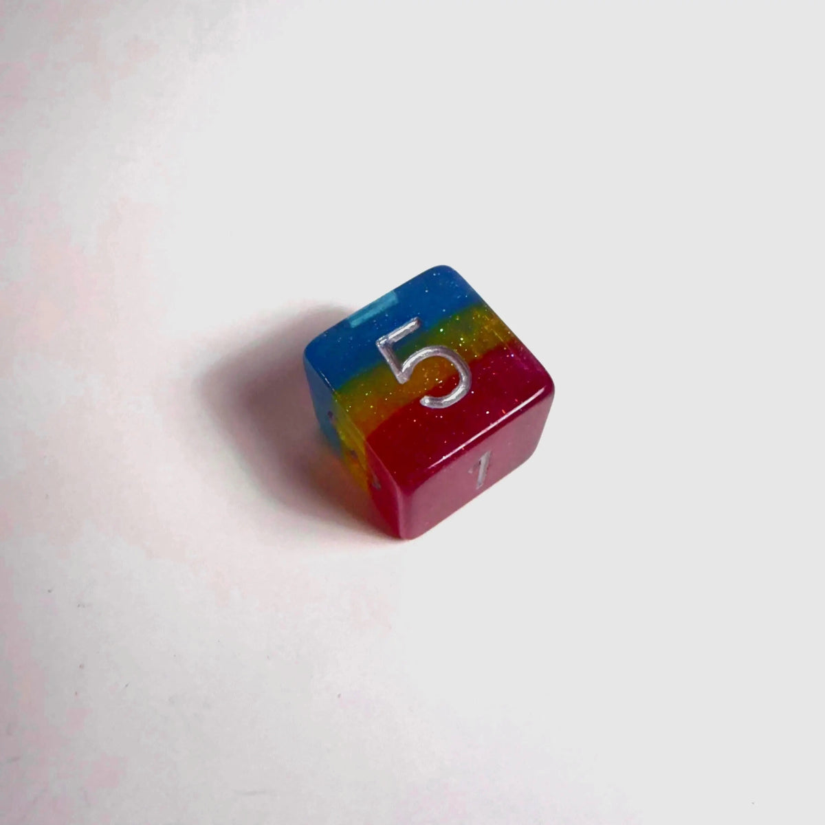 Acryl-Würfelset in den Farben der pansexuellen Flagge